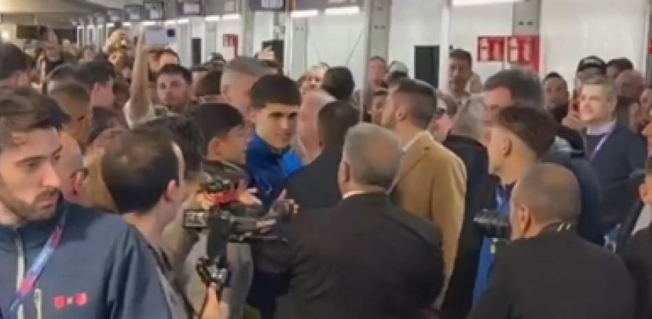 巴萨球员抵达投票现场,并与拉波尔塔一起庆祝比赛胜利